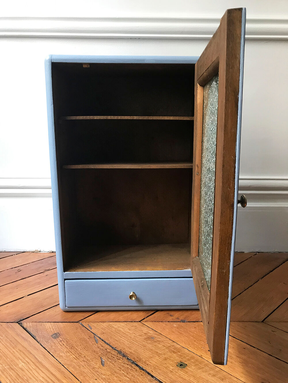 Pharmacy cabinet from the 1930s