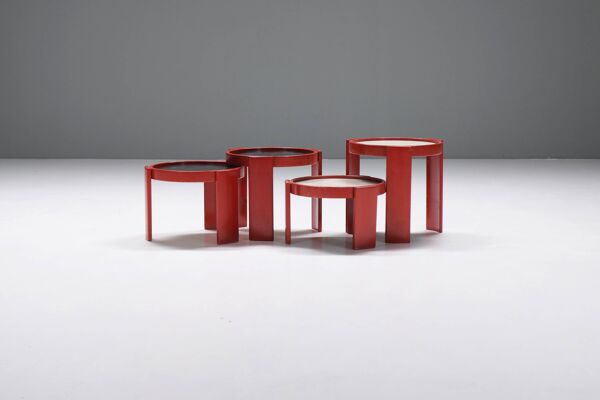 Superbes tables gigognes 780 en rouge rare par Gianfranco Frattini pour Cassina Italie
