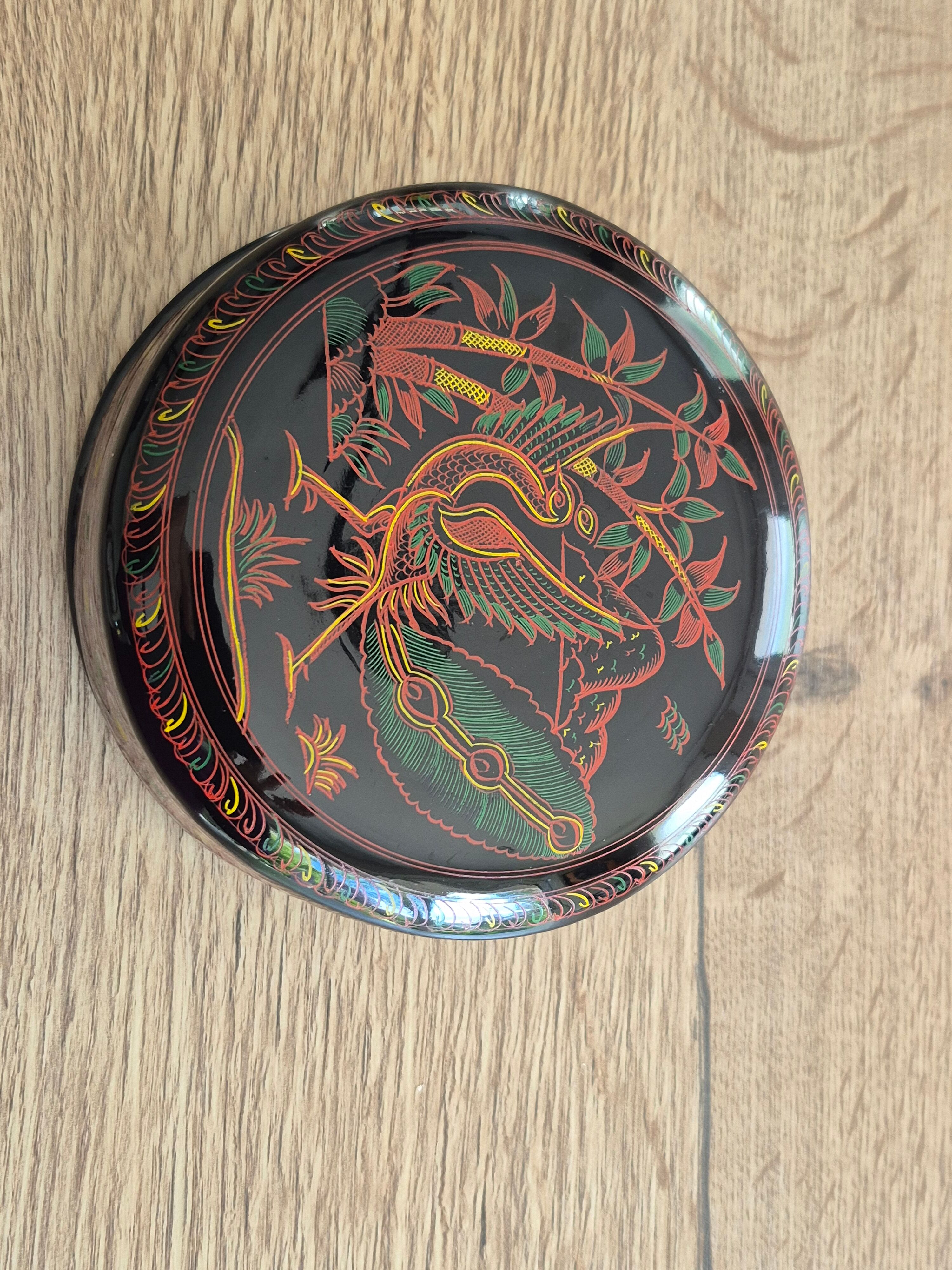 Round box and its 6 lacquered wooden coasters hand-painted.