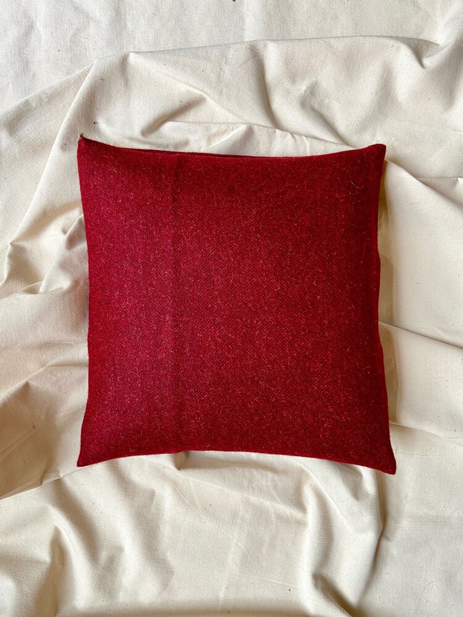 Red wool cushion - 40 cm