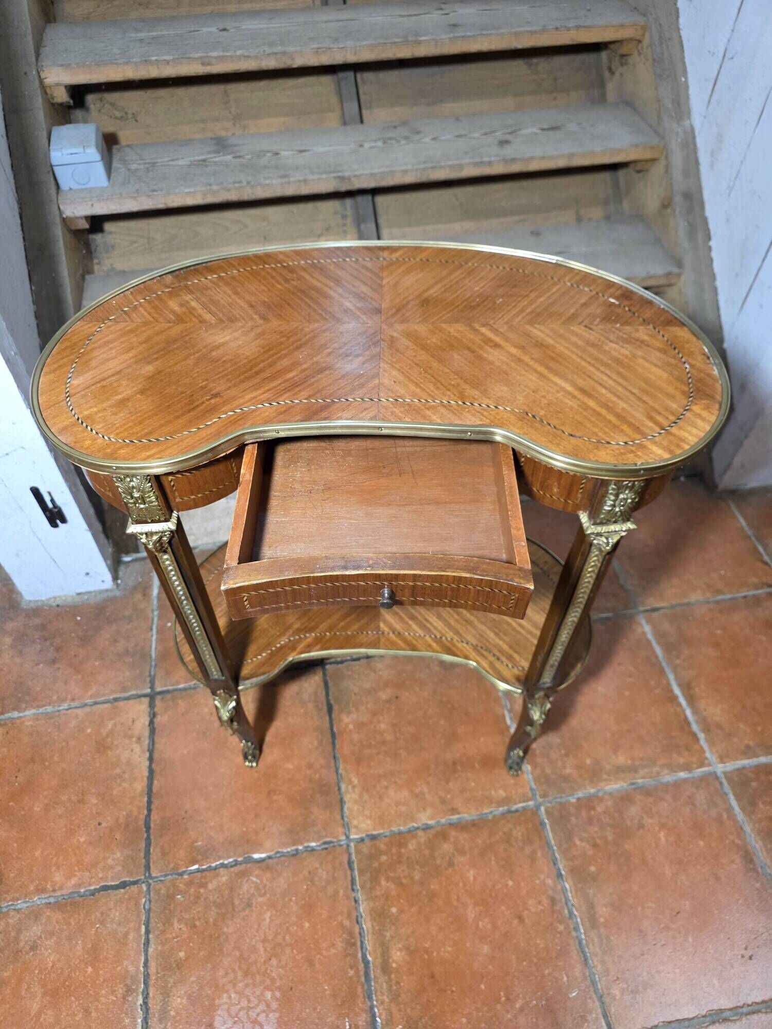 Kidney-shaped bedside table in Louis XV style with marquetry.