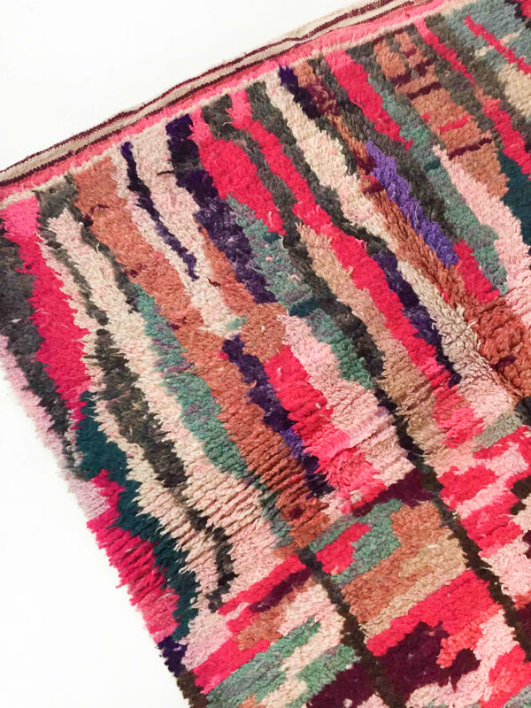 Tapis berbère Boujaad rose à motifs colorés 241x145cm