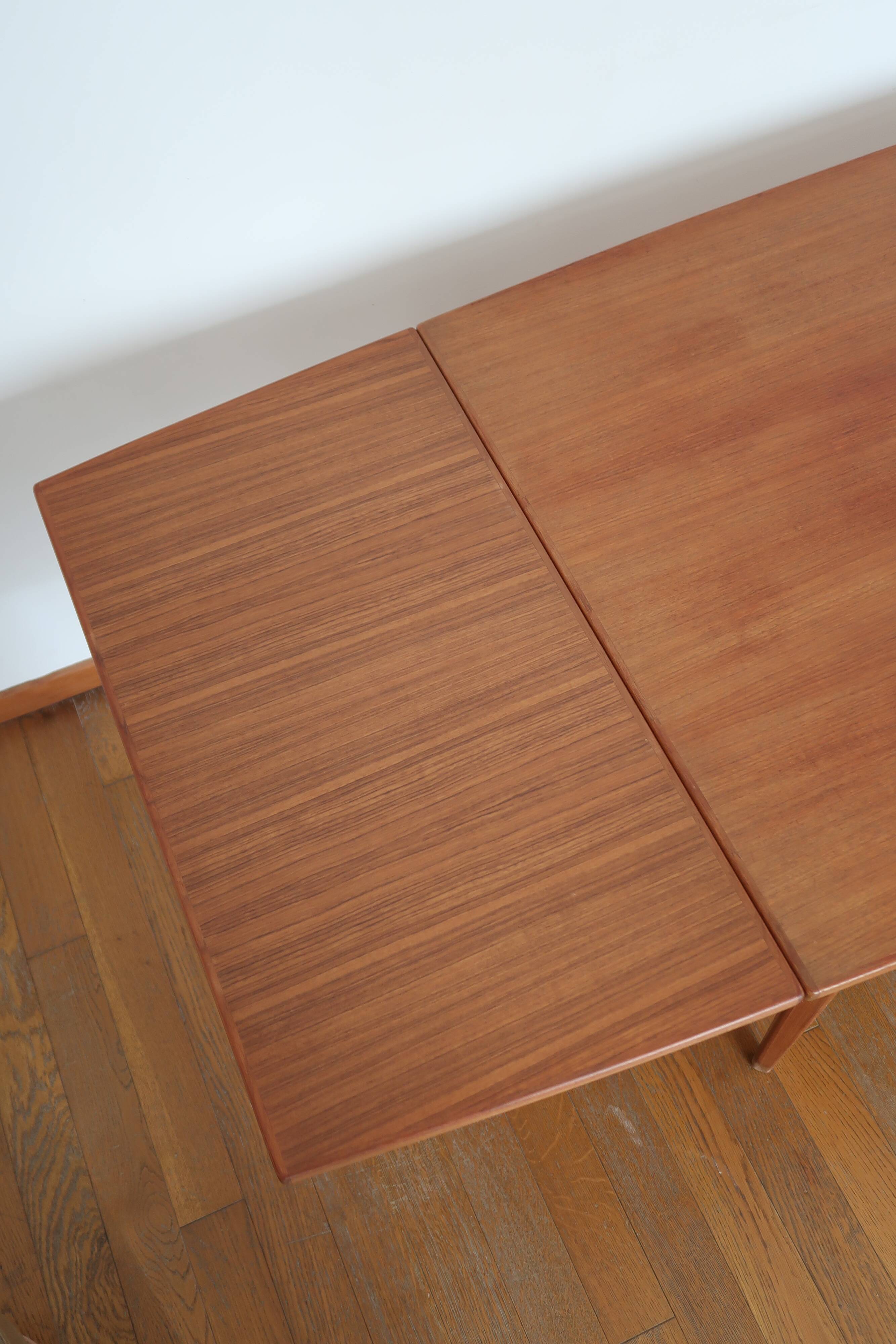 Extendable scandinavian table