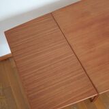 Extendable scandinavian table