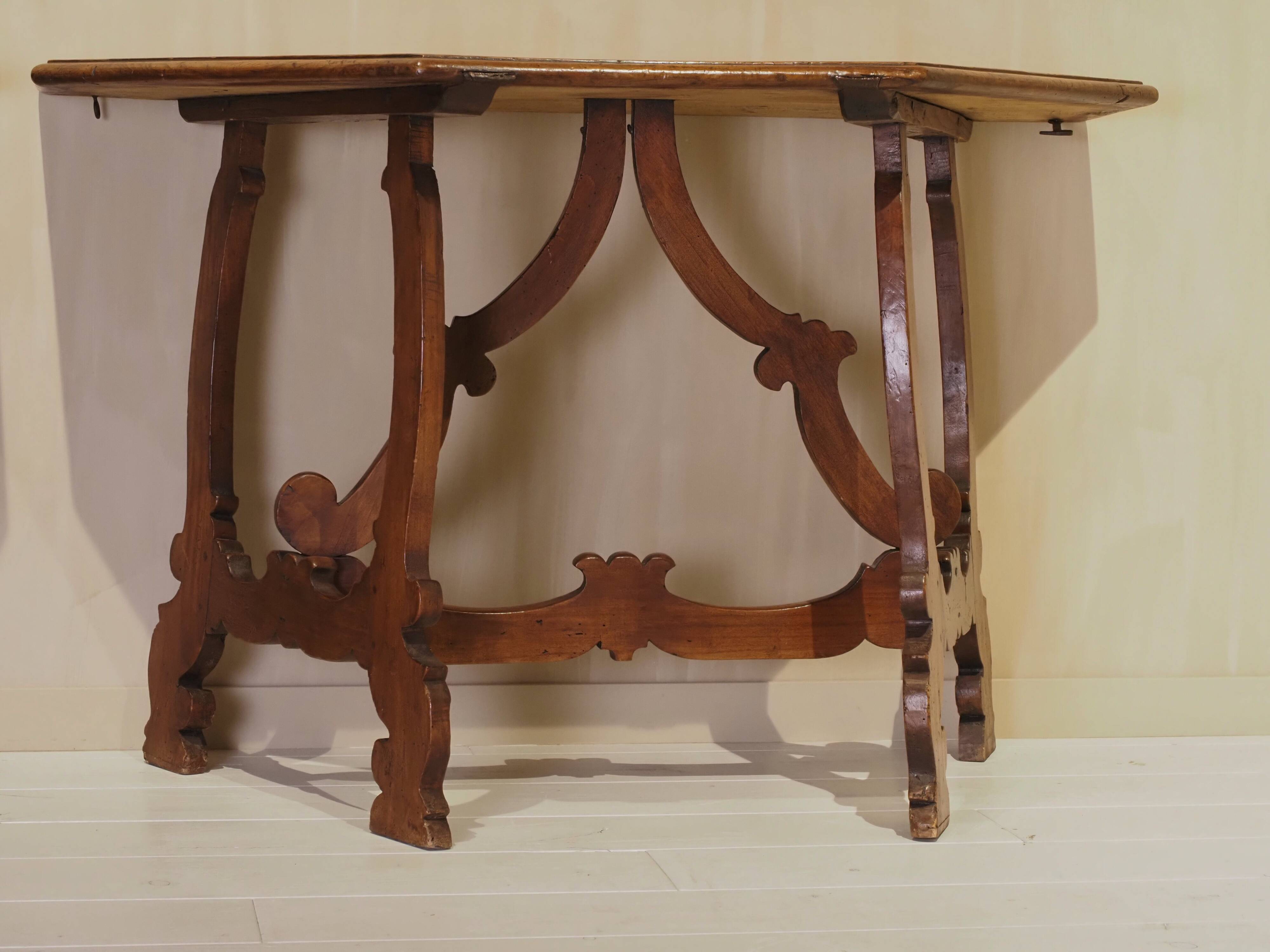 Pair of Italian consoles from the 18th century.