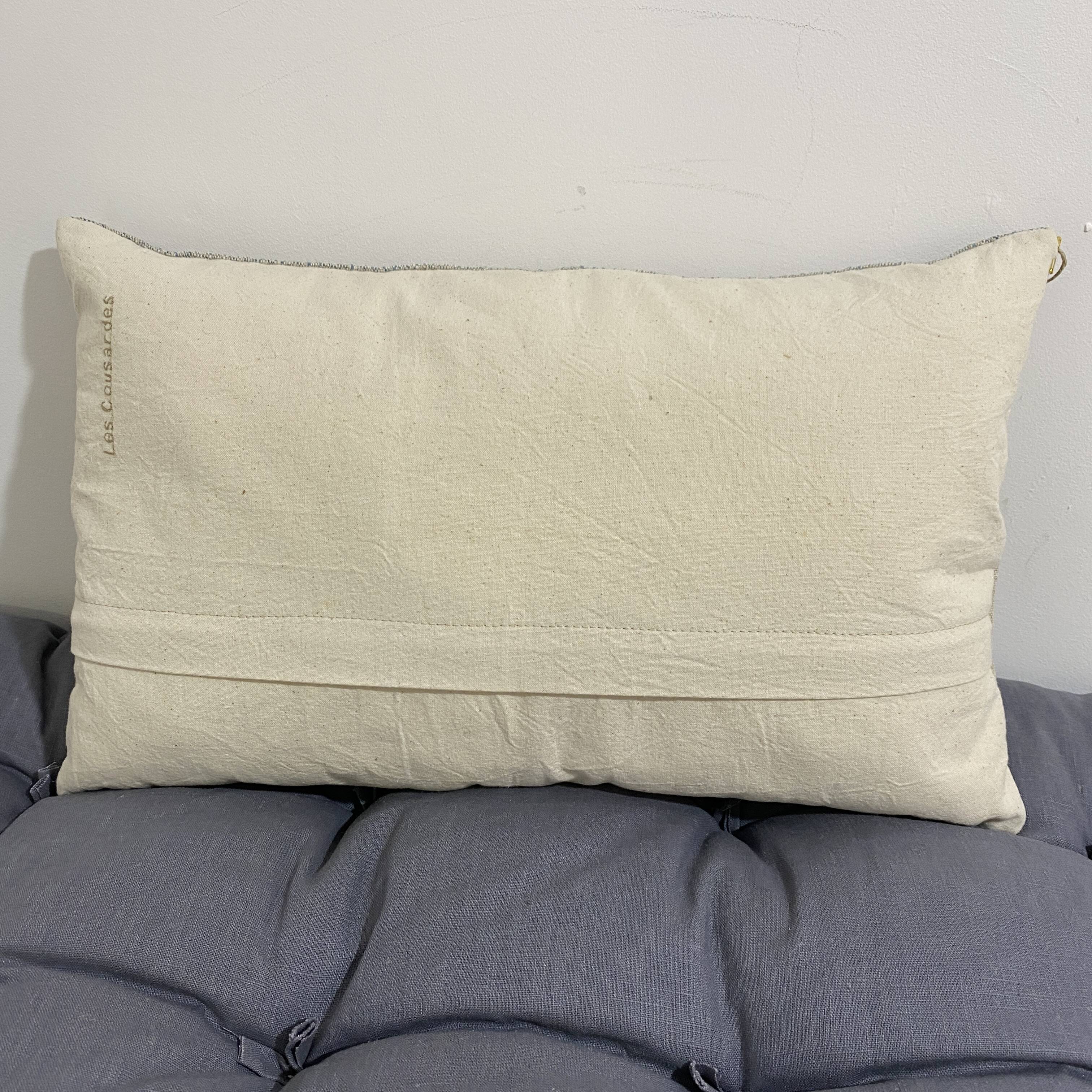 Coussin artisanal en toile ancienne style Kilim