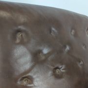 Paire de club fauteuils en cuir