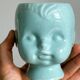 Cache-pot turquoise en forme de tête de poupée vintage