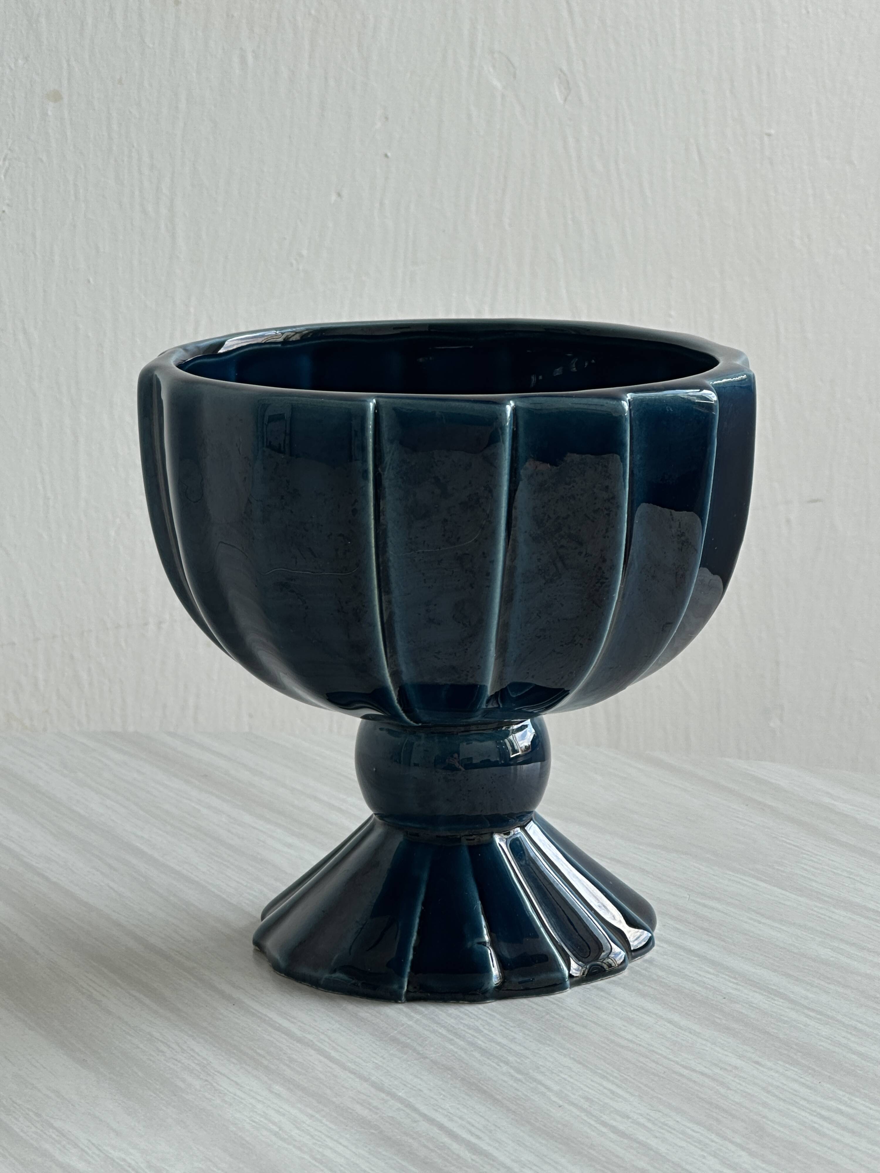 Petite coupe décorative bleue