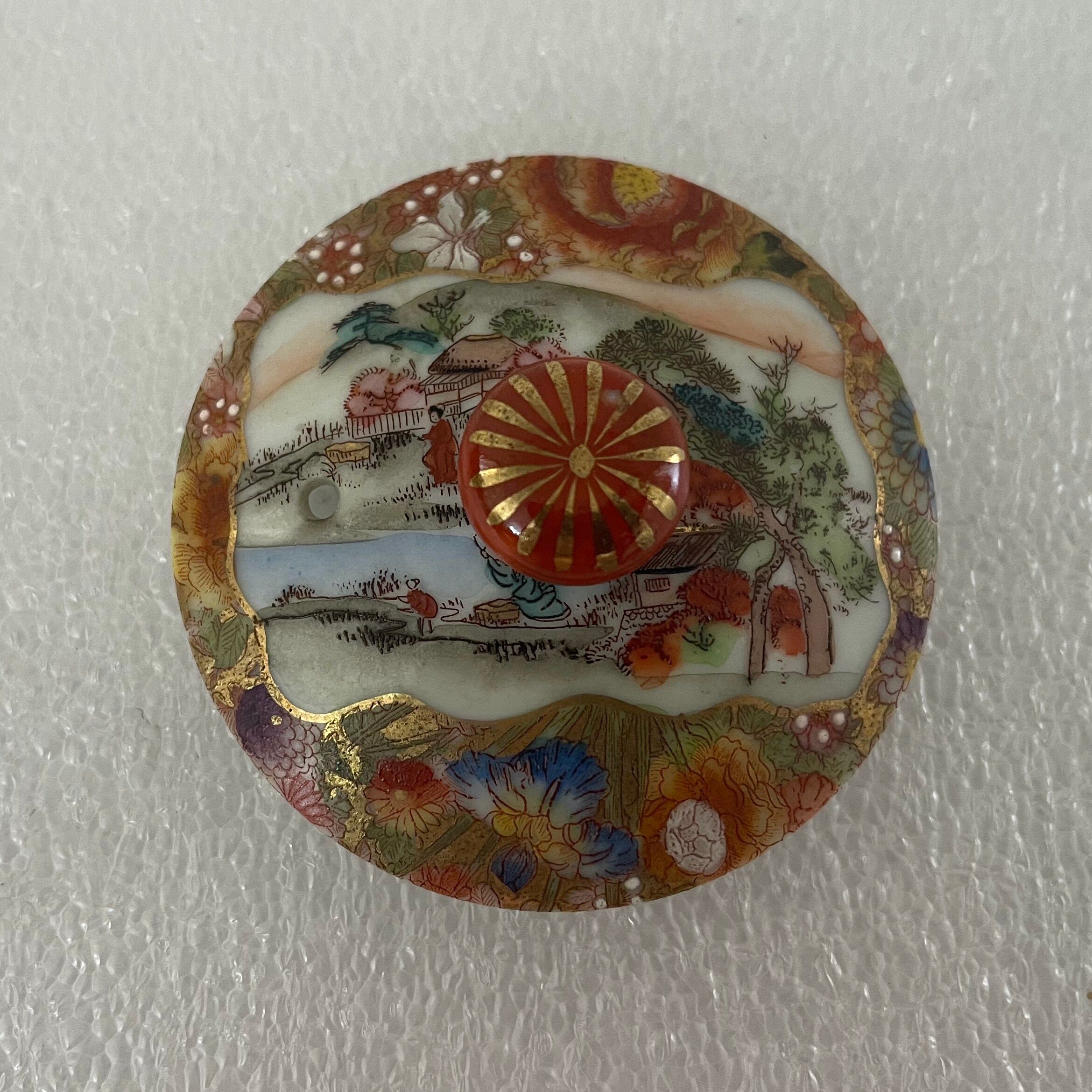 Teapot Satsuma porcelain polychrome décor signed Koshida around 1920