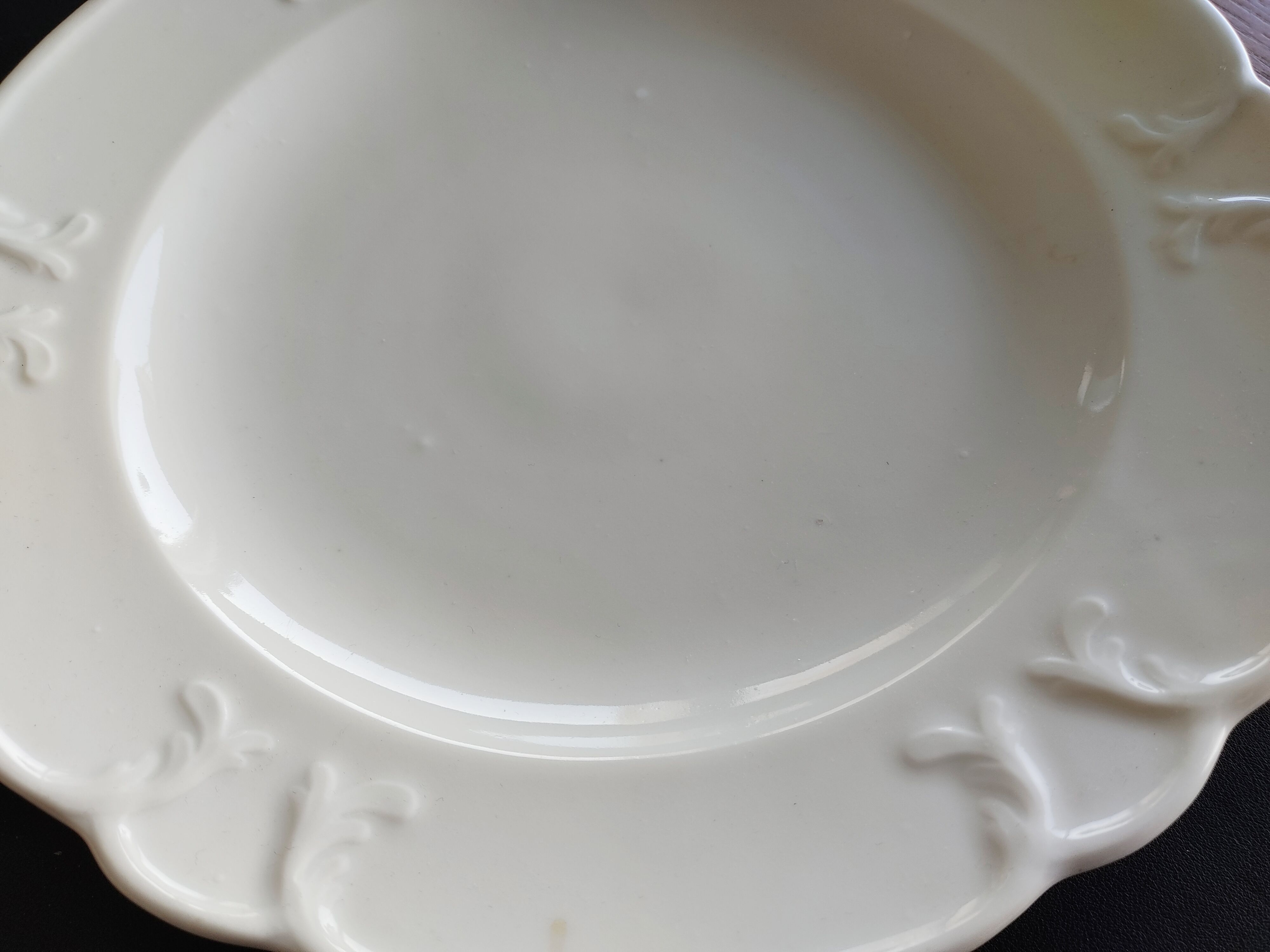 White porcelain dish, circa 1900, 33 cm in diameter