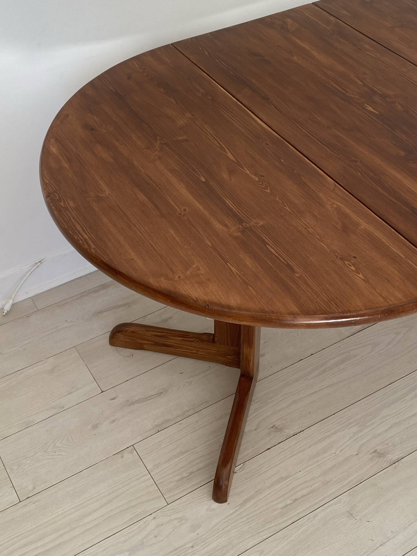 Extendable table for 4/6 people in pine.