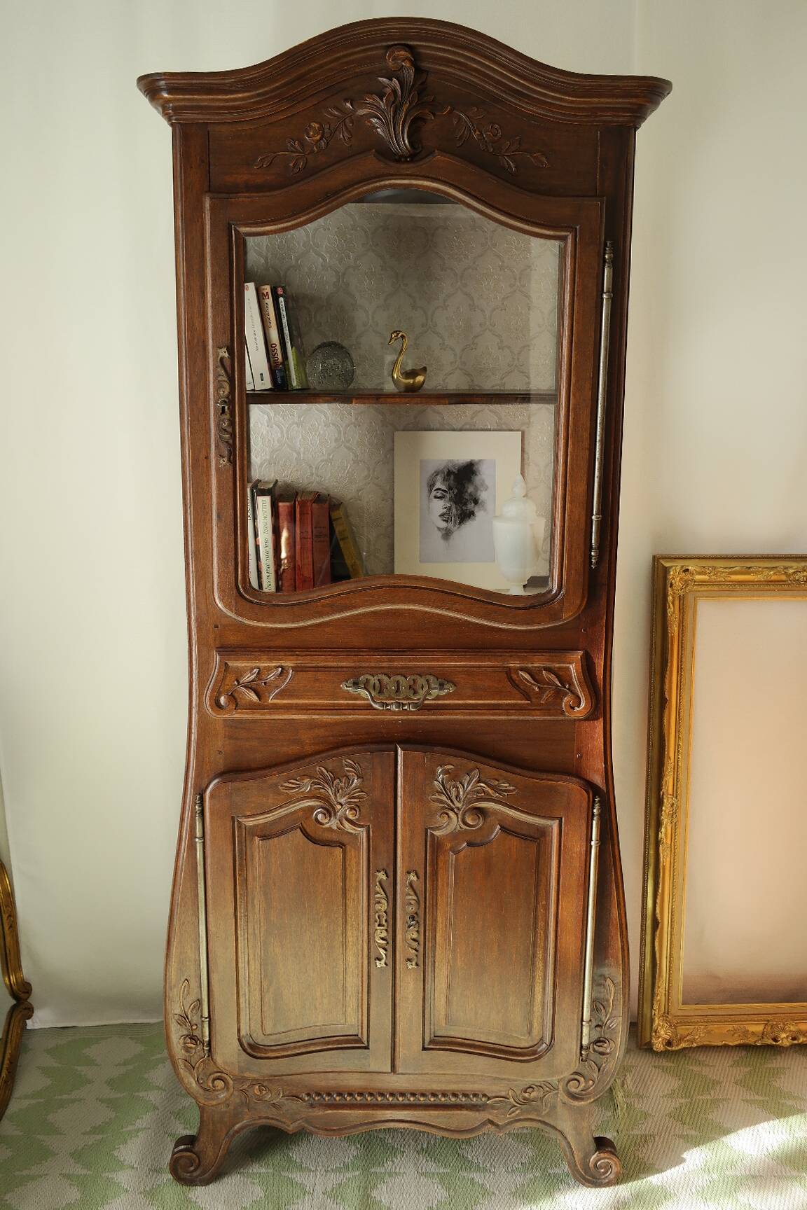 Curved display cabinet in solid walnut, mid-20th century.