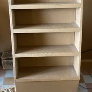 Étagère présentoir inclinée en bois peint