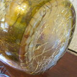 Vase en verre jaune, peinture craquelée, motifs raisins