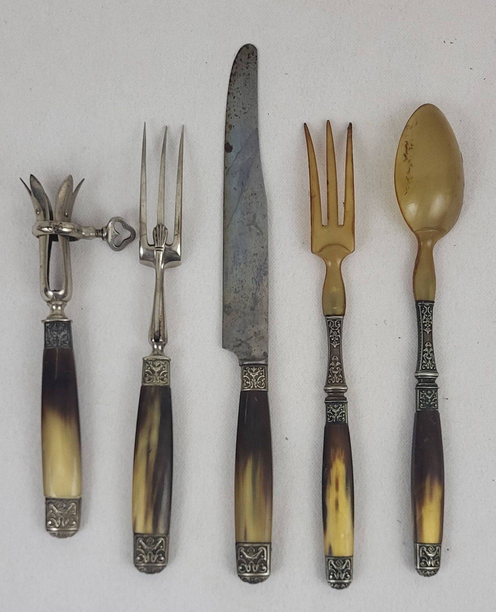 Art Deco serving cutlery with horn handle