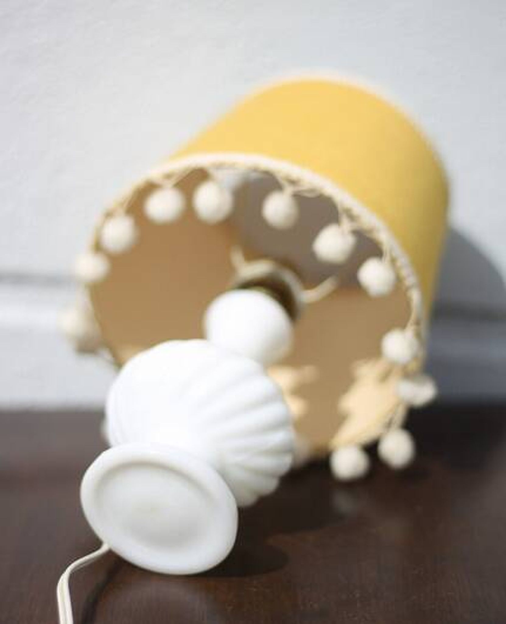 Lampe à poser vintage en verre blanc et tissu jaune