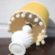 Lampe à poser vintage en verre blanc et tissu jaune