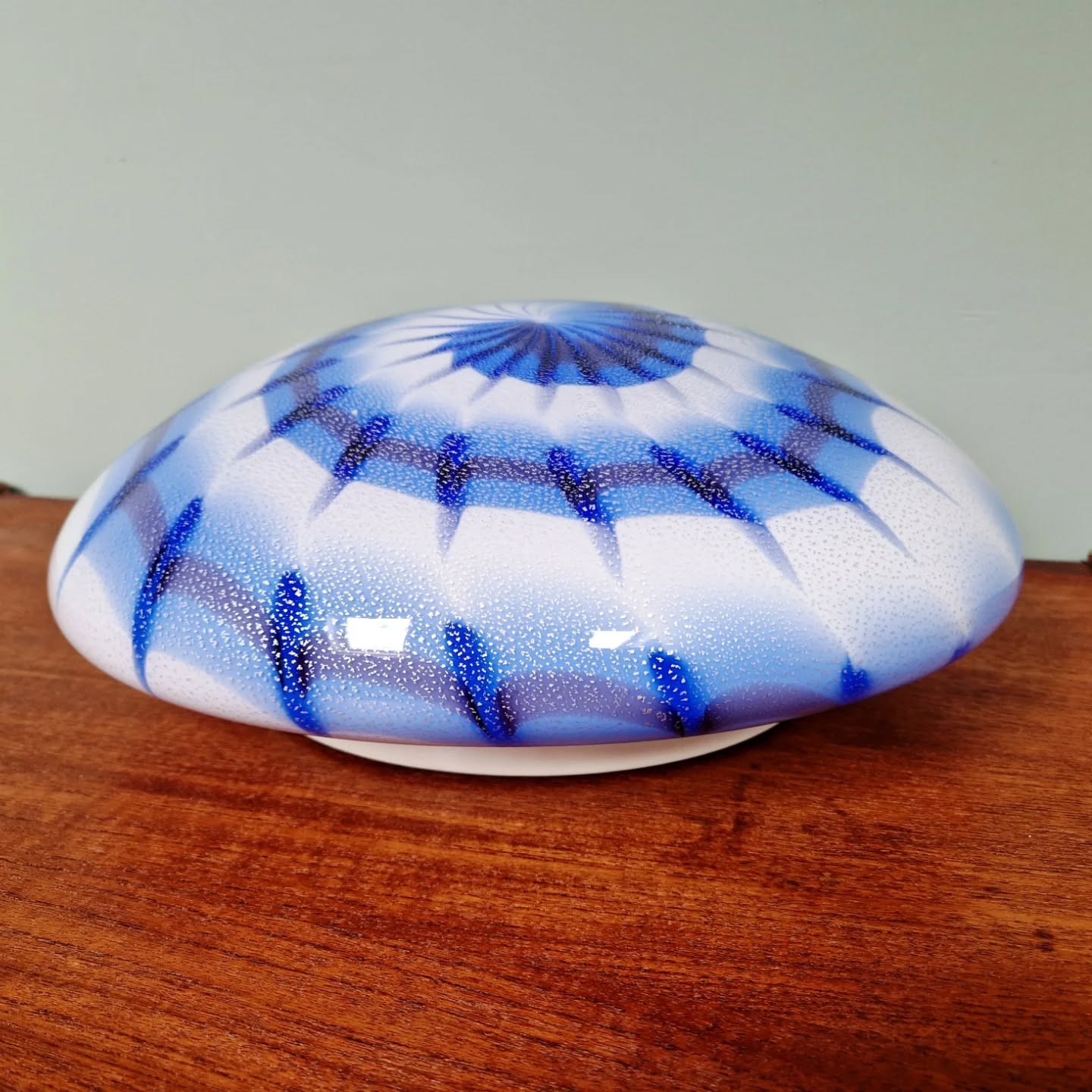 Ceiling light/wall sconce in blue and white Murano glass, 1970.