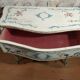 Commode italienne deux tiroirs décor sur fond beige