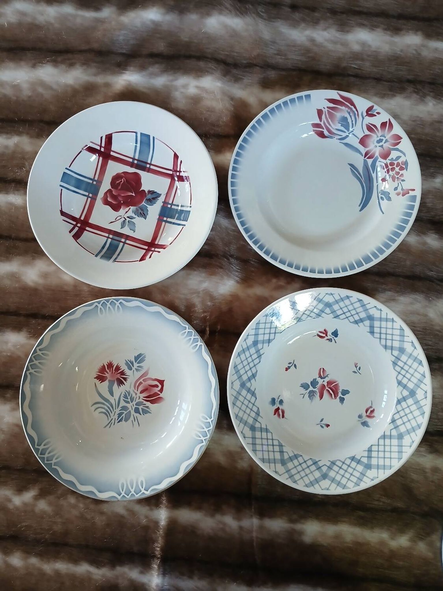 16 assiettes creuses anciennes dépareillées 