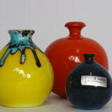 Trois vases ampolla vintage colorés