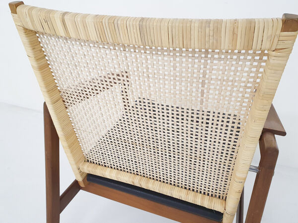 Fauteuil à dossier bas en rotin et cuir par P.J. Muntendam pour Gebr. Jonkers, Pays-Bas, années 1950