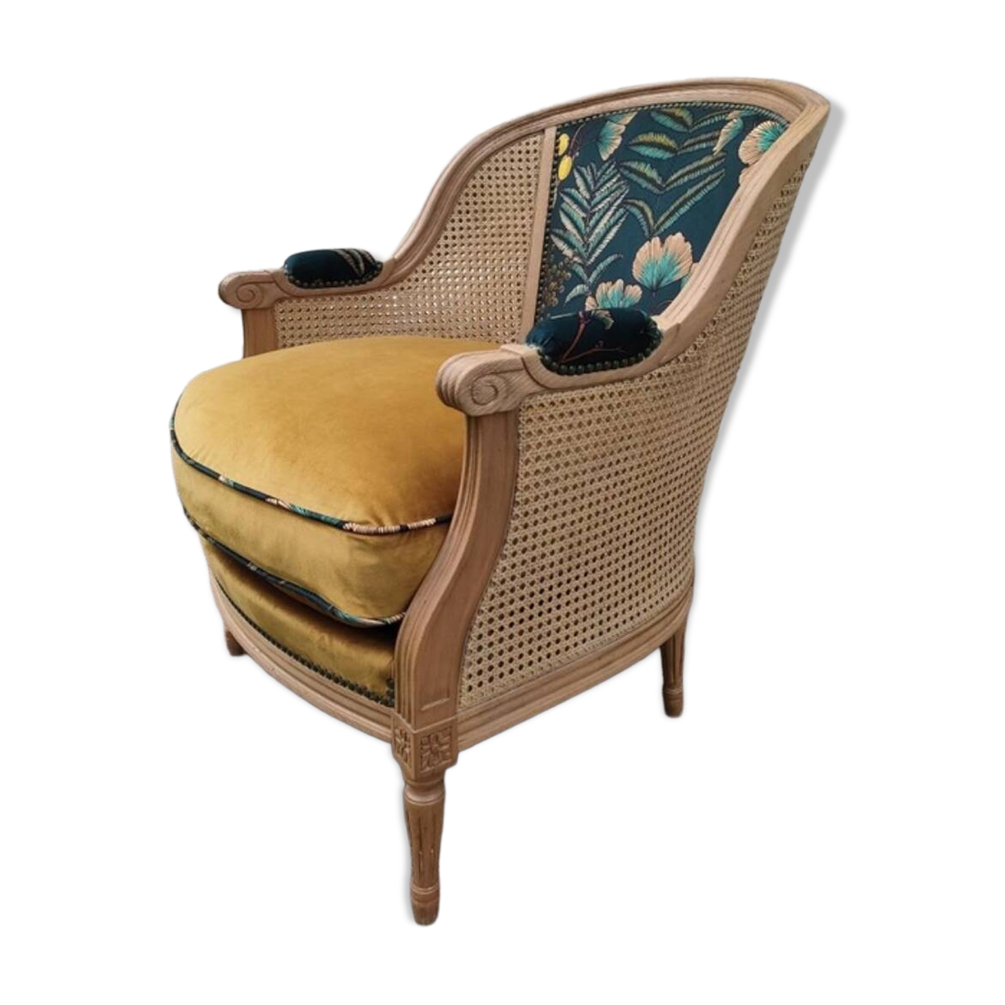 Fauteuil en bois, cannage et velours