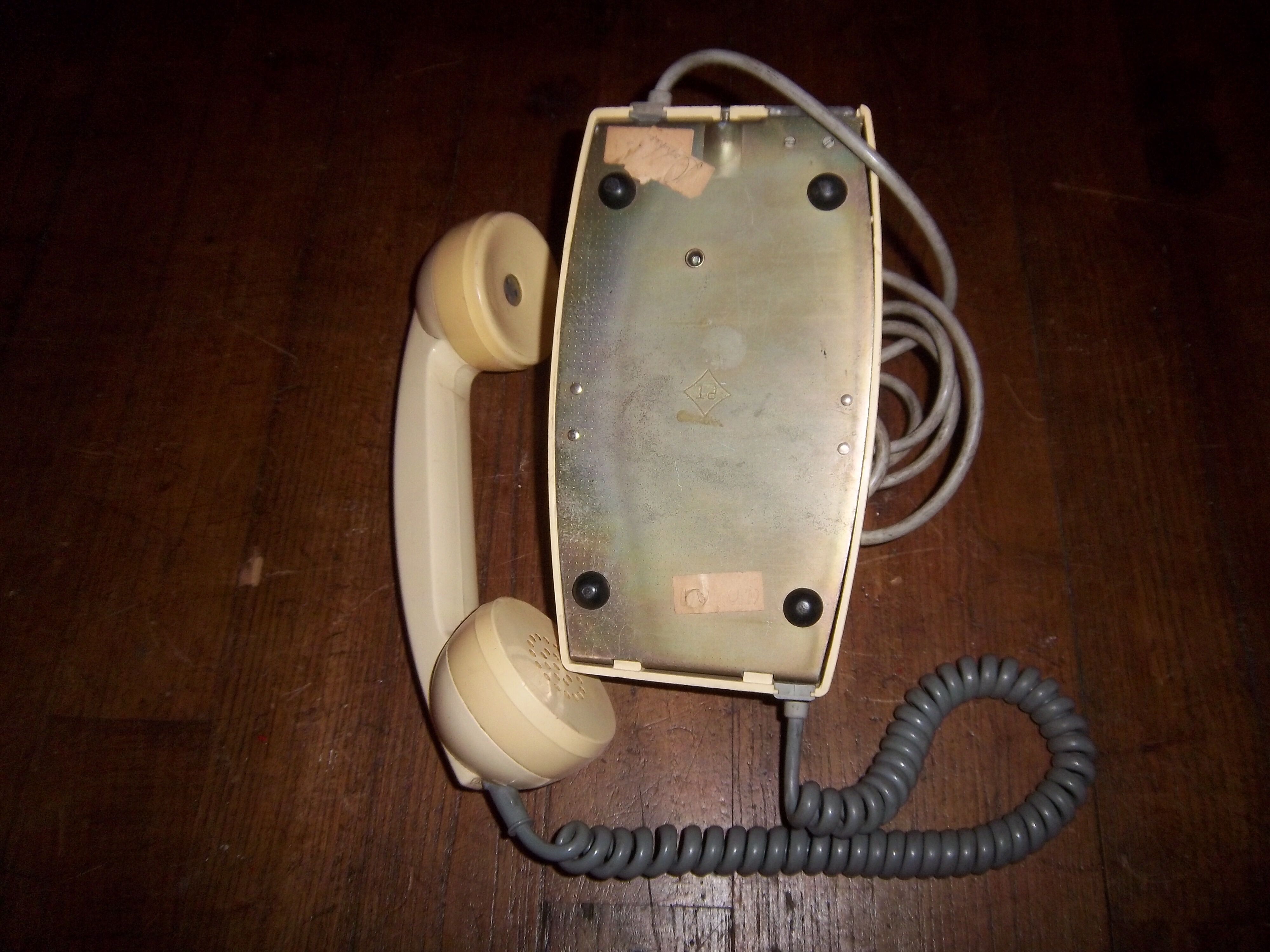 White English 1960/65 bakelite telephone