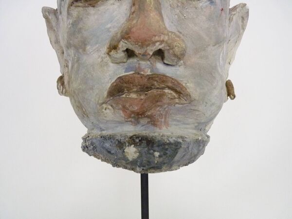 Sculpture visage en terre polychrome et plâtre, cabinet de curiosité. Ph Monaux. Artiste ariégeois