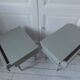 Duo de chevets, bouts de canapé vintage dépareillés vert de gris