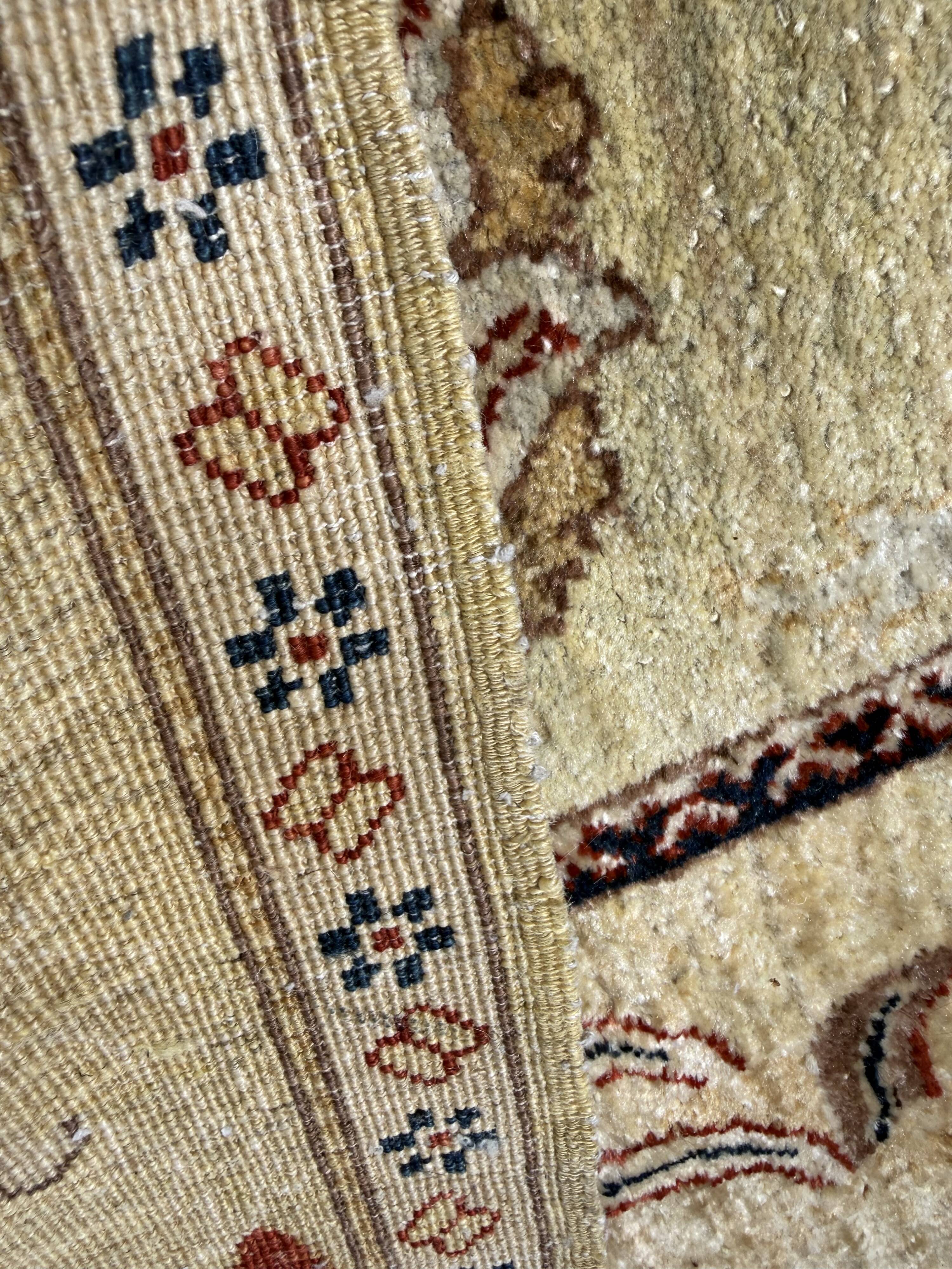 Tapis d’Orient noué main en laine, 287 × 237 cm