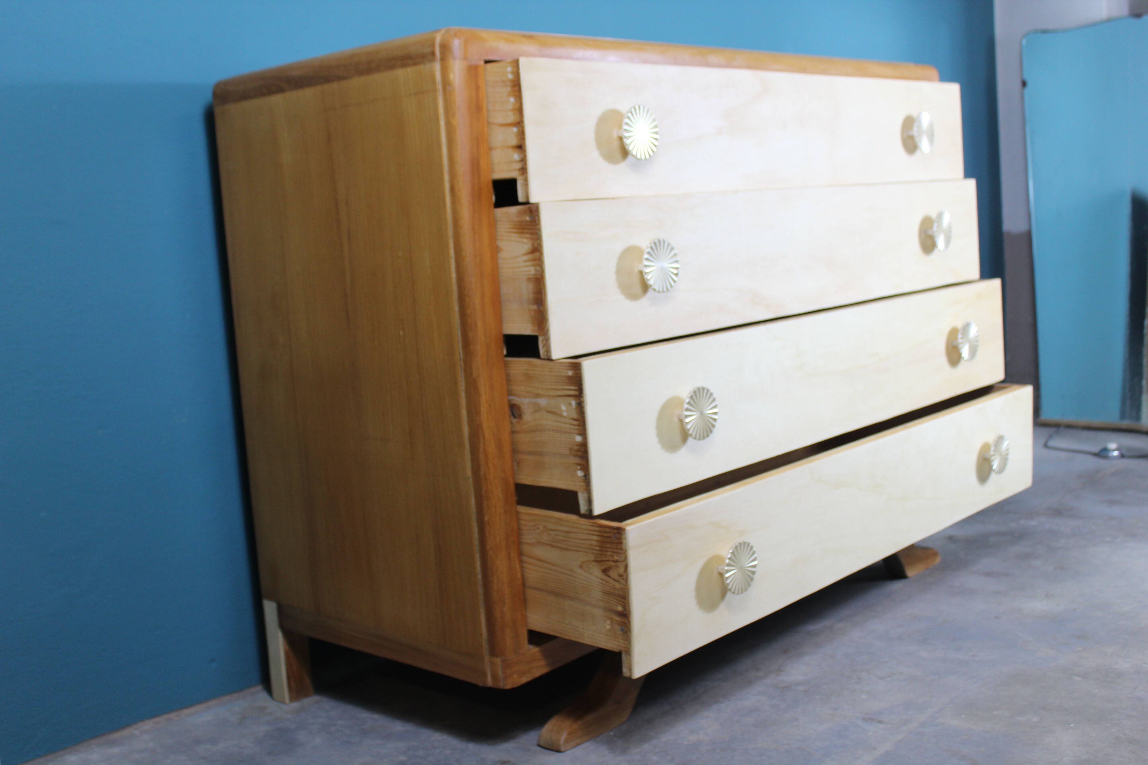 Elegant cassettiera in wood, restored, Italia 1950s, in good conditions