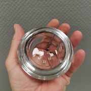 Un ensemble de bougeoirs iittala en verre transparent clair.