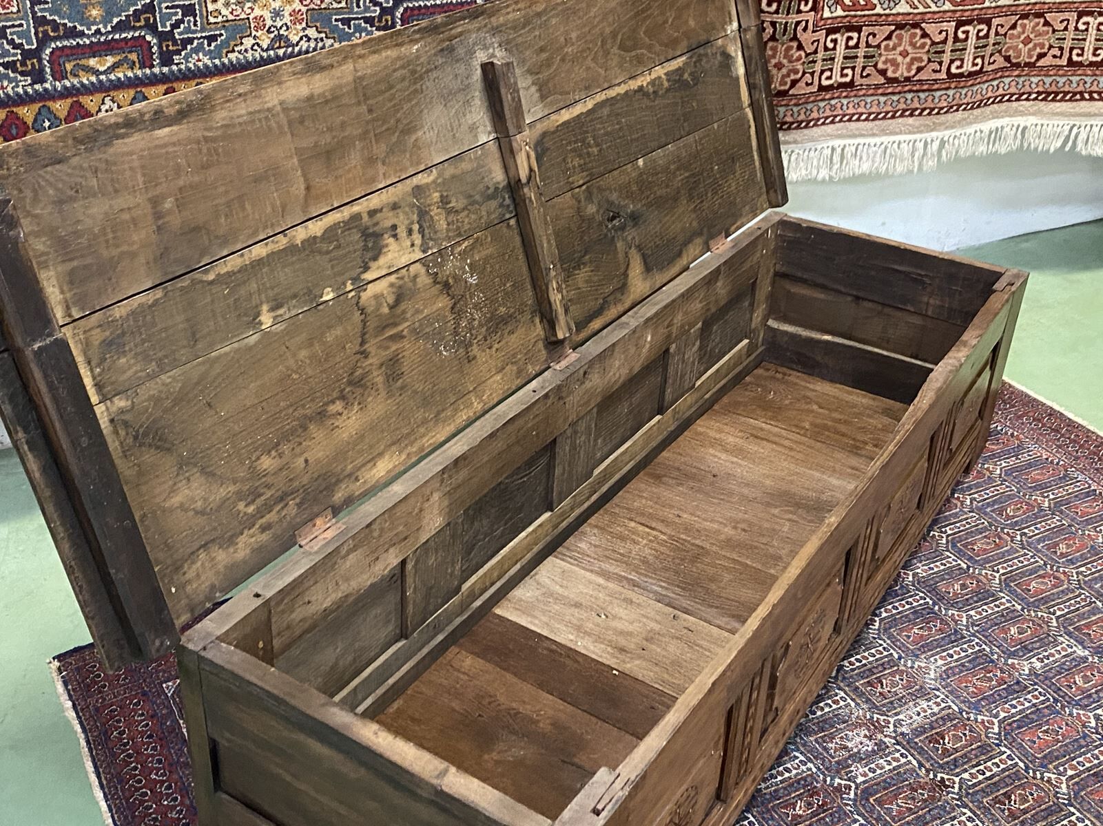 Banc coffre breton en châtaigner et marqueterie XIXème
