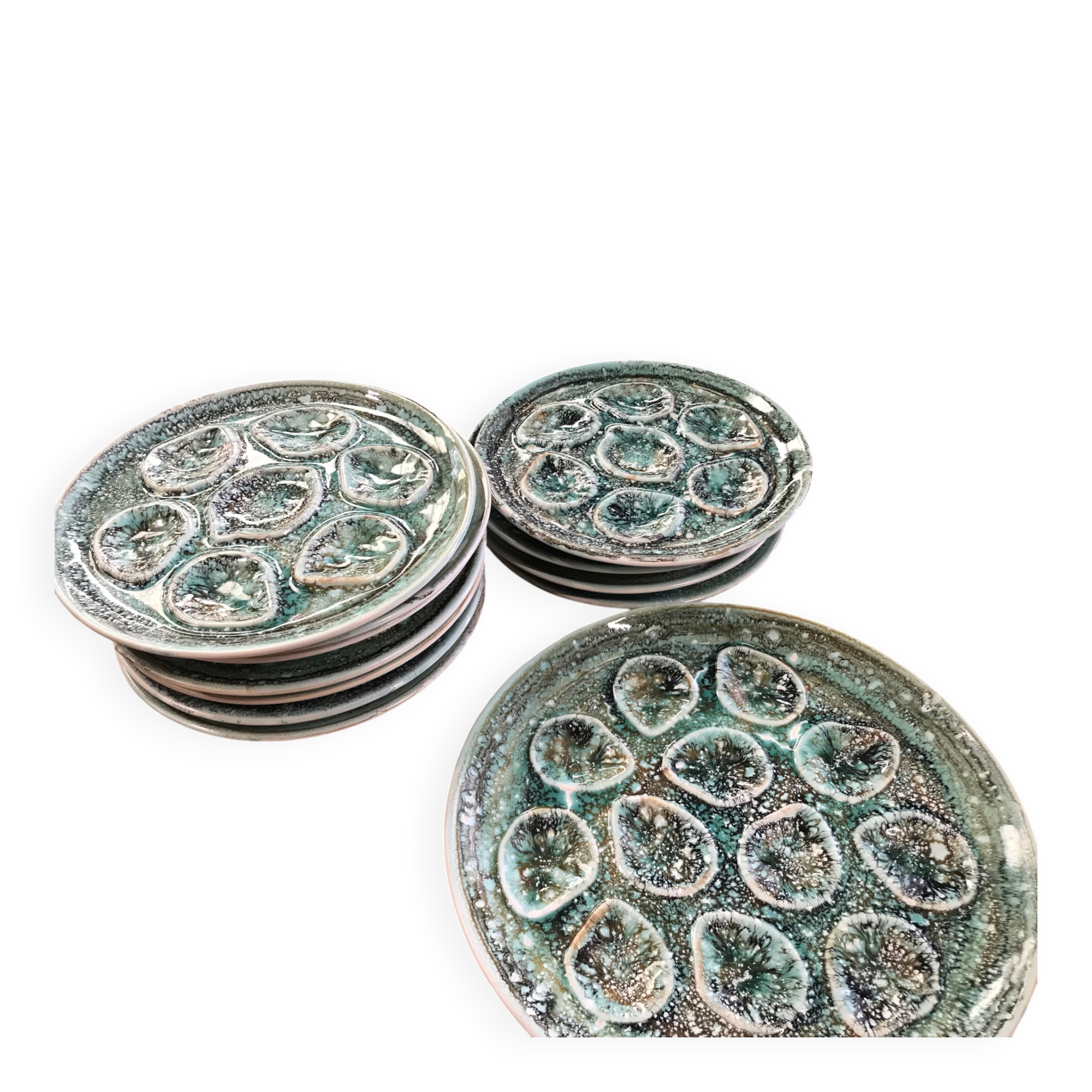 Set of 12 plates and an oyster dish or other in majolica.
