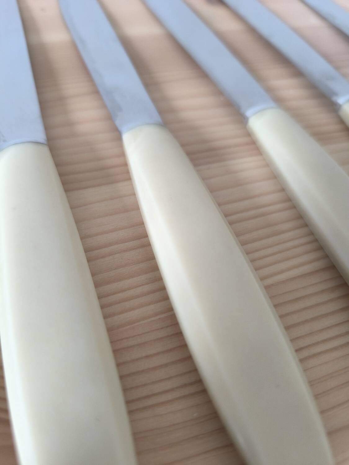 Set of 11 bakelite and stainless steel knives