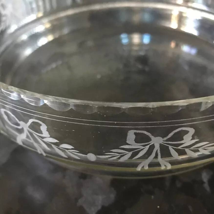 Chiseled glass pocket tray