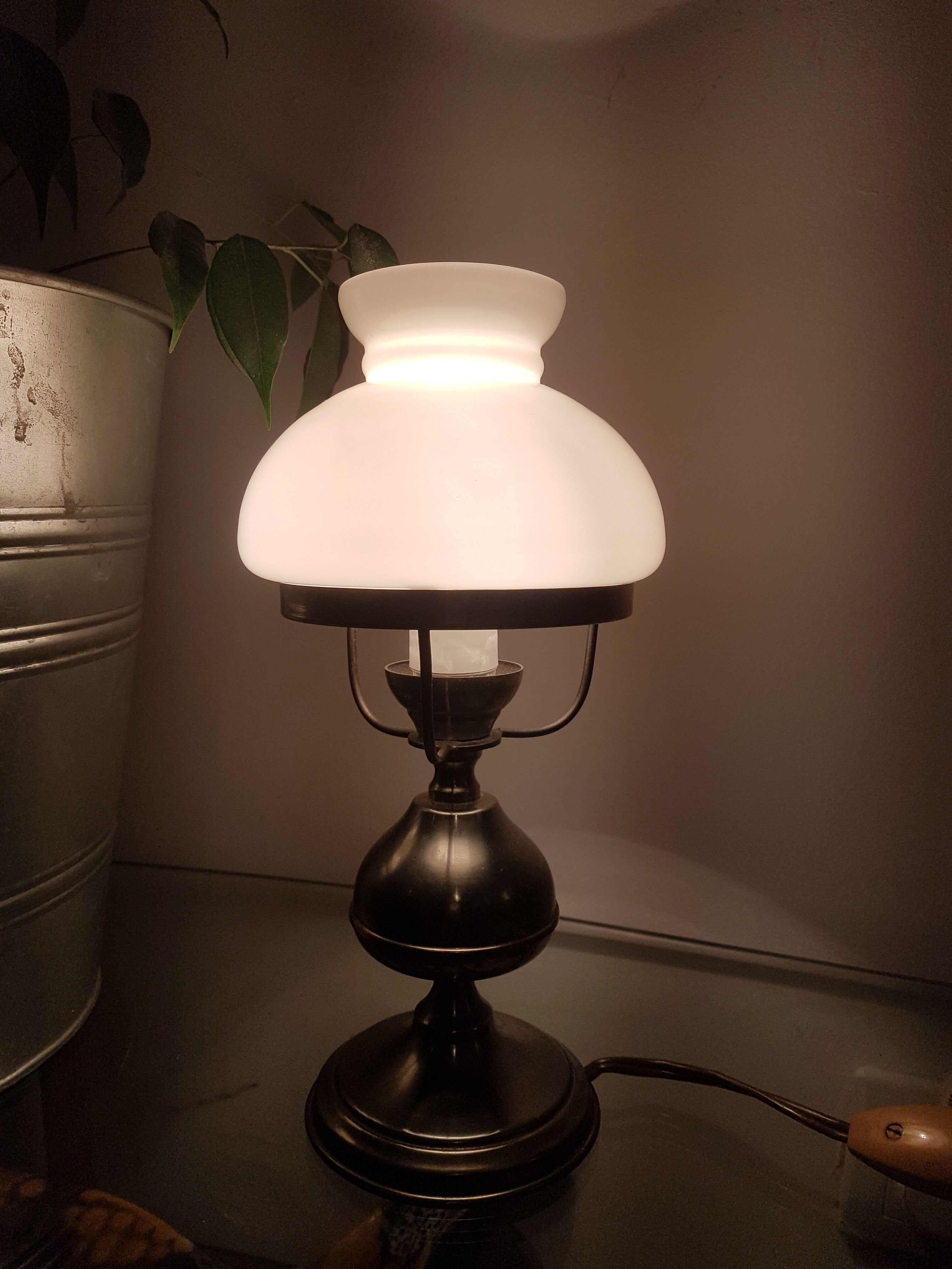 Small Art Deco opaline lamp, brass foot