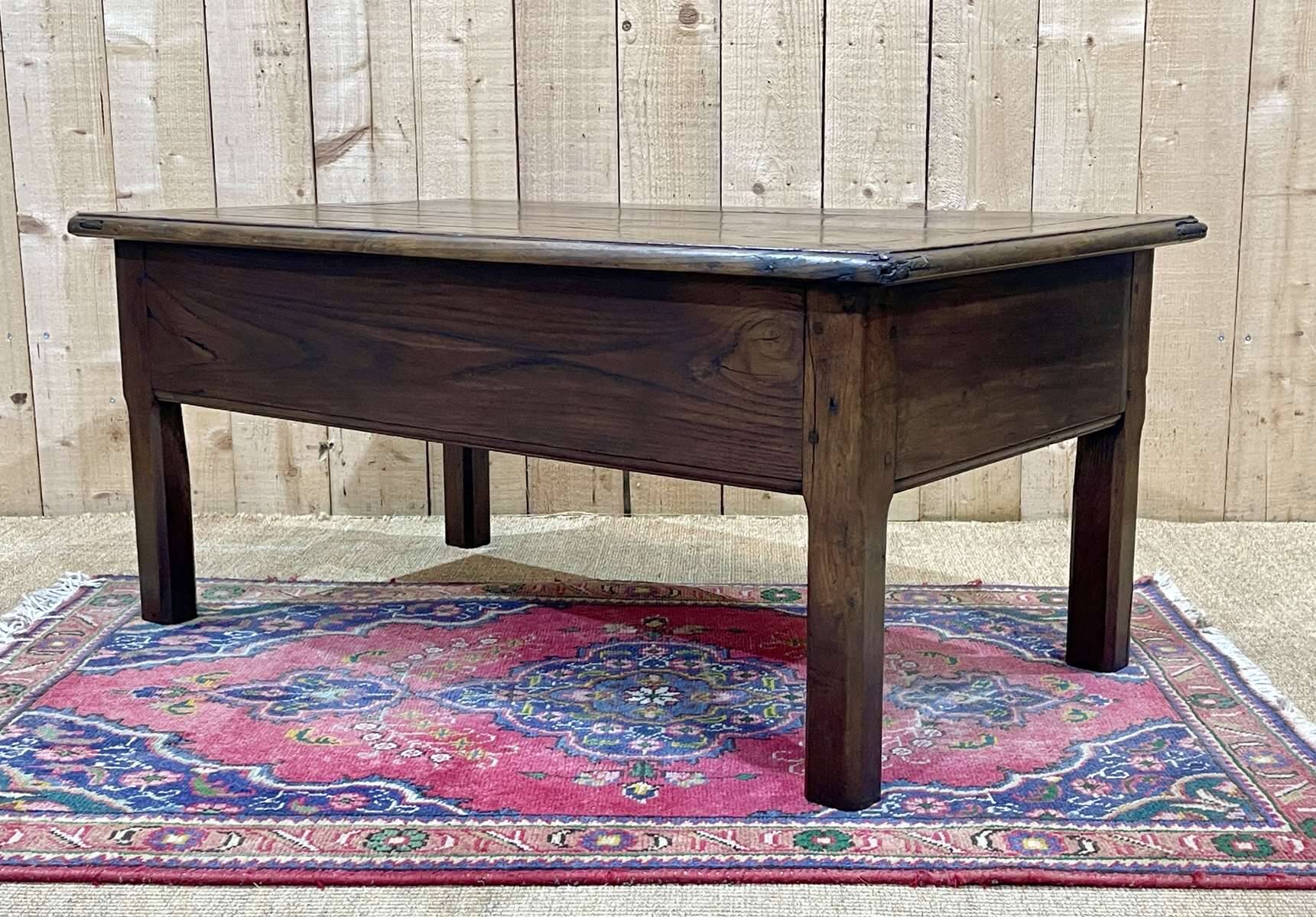 Table basse en chêne du 19ème avec un grand tiroir