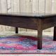 Table basse en chêne du 19ème avec un grand tiroir
