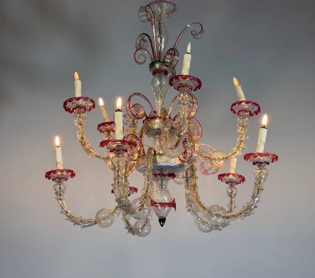 Venetian Rezzonico chandelier in colourless and red Murano glass, circa 1900.