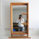 Ancien grand miroir de salle de bains en bois massif