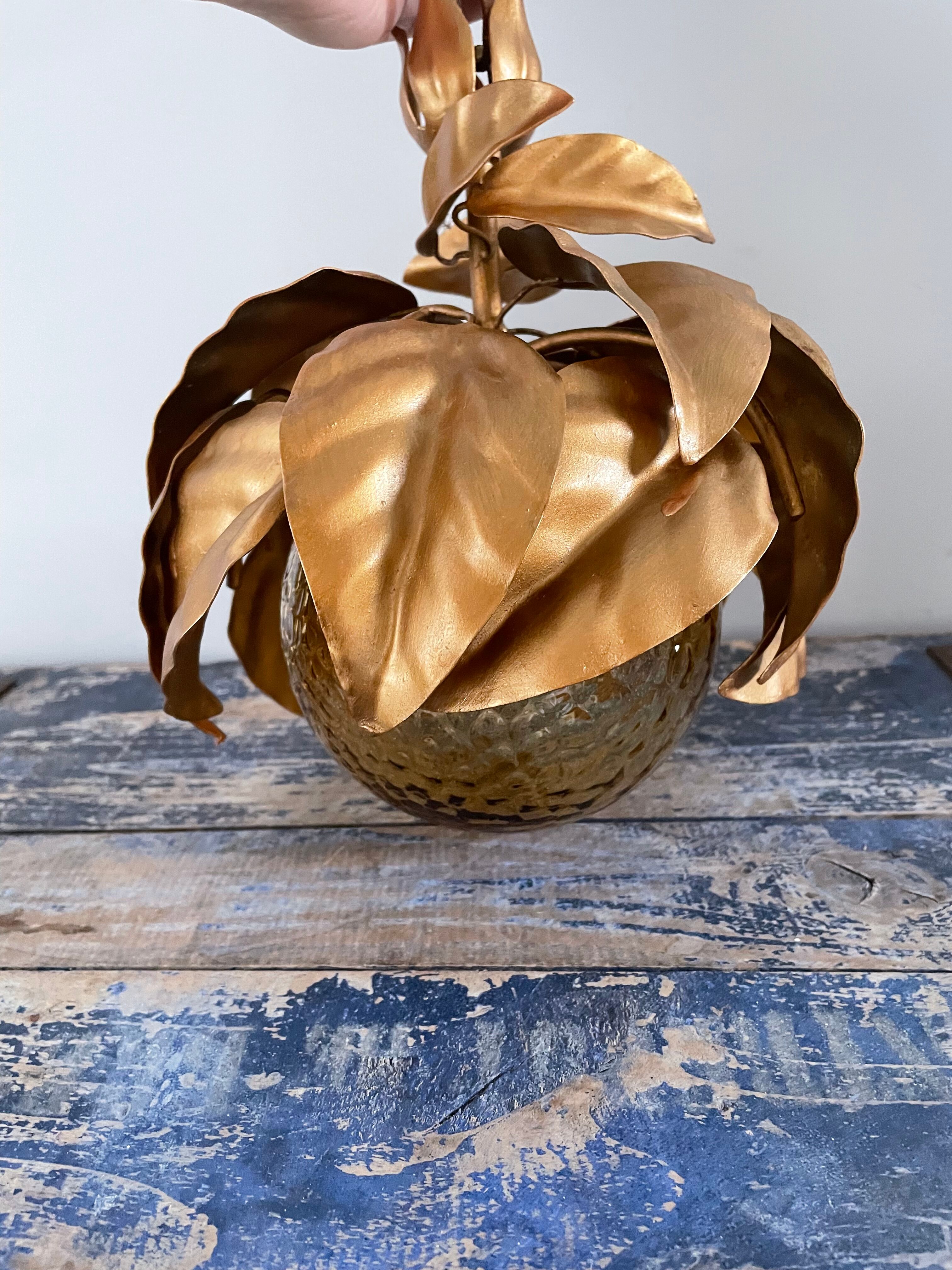 Suspension flowers golden leaves with glass globe