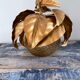 Suspension flowers golden leaves with glass globe
