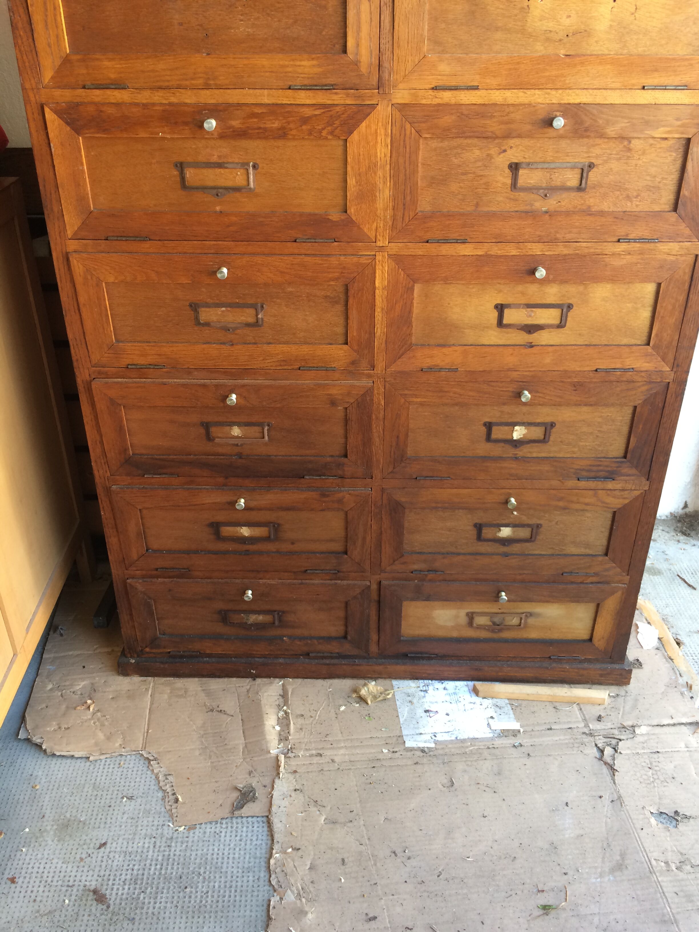 Furniture with clamshell