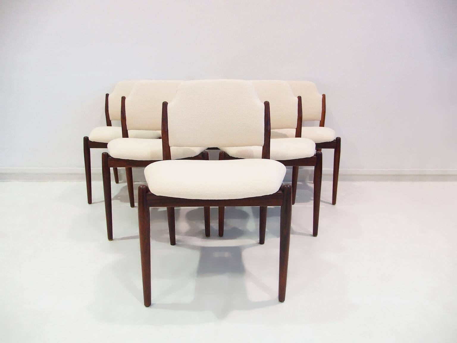 Set of six hardwood chairs by Arne Vodder for Sibast with white textile upholstery.