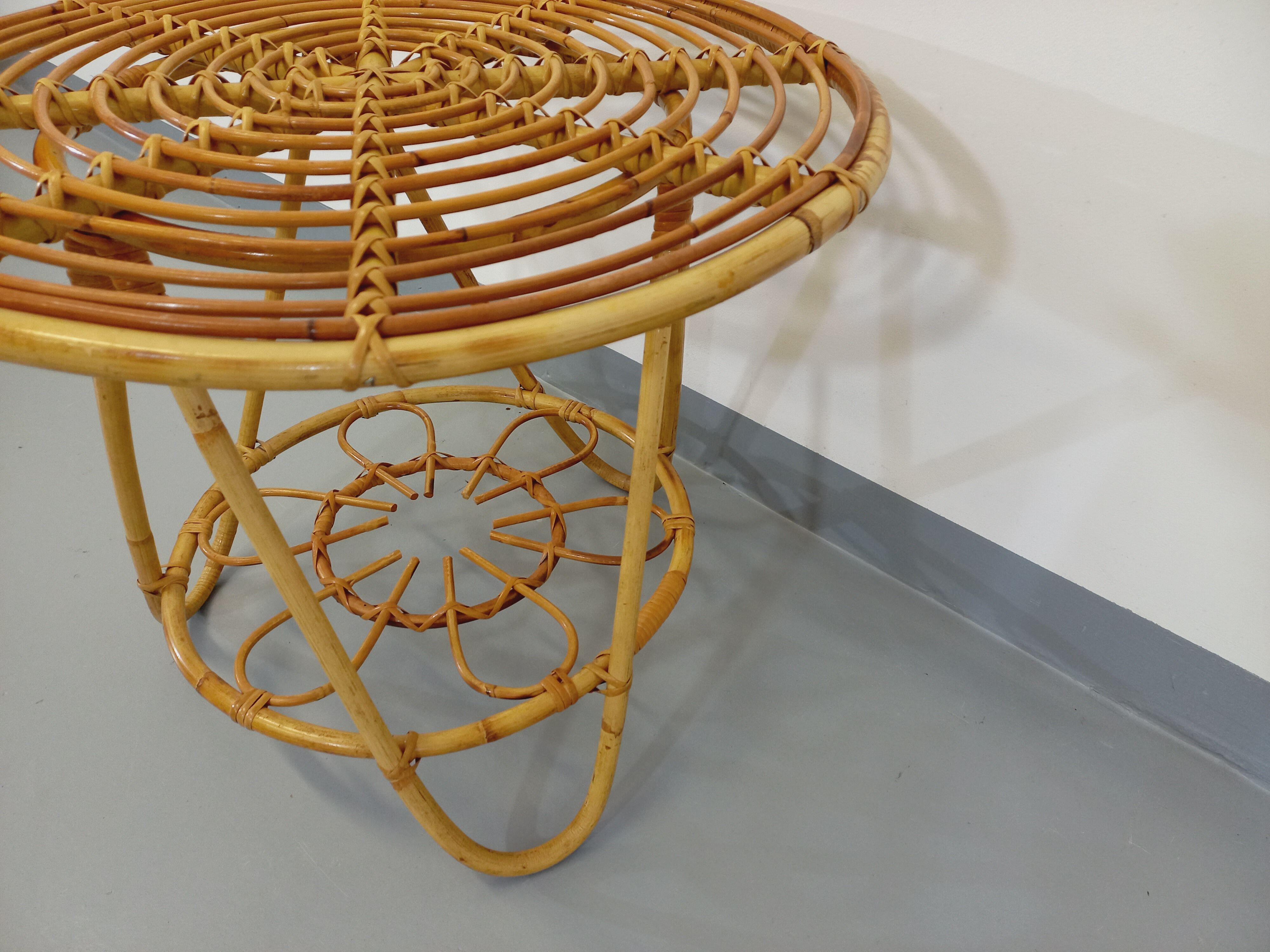 Round coffee table with 60's vintage rattan magazine tray