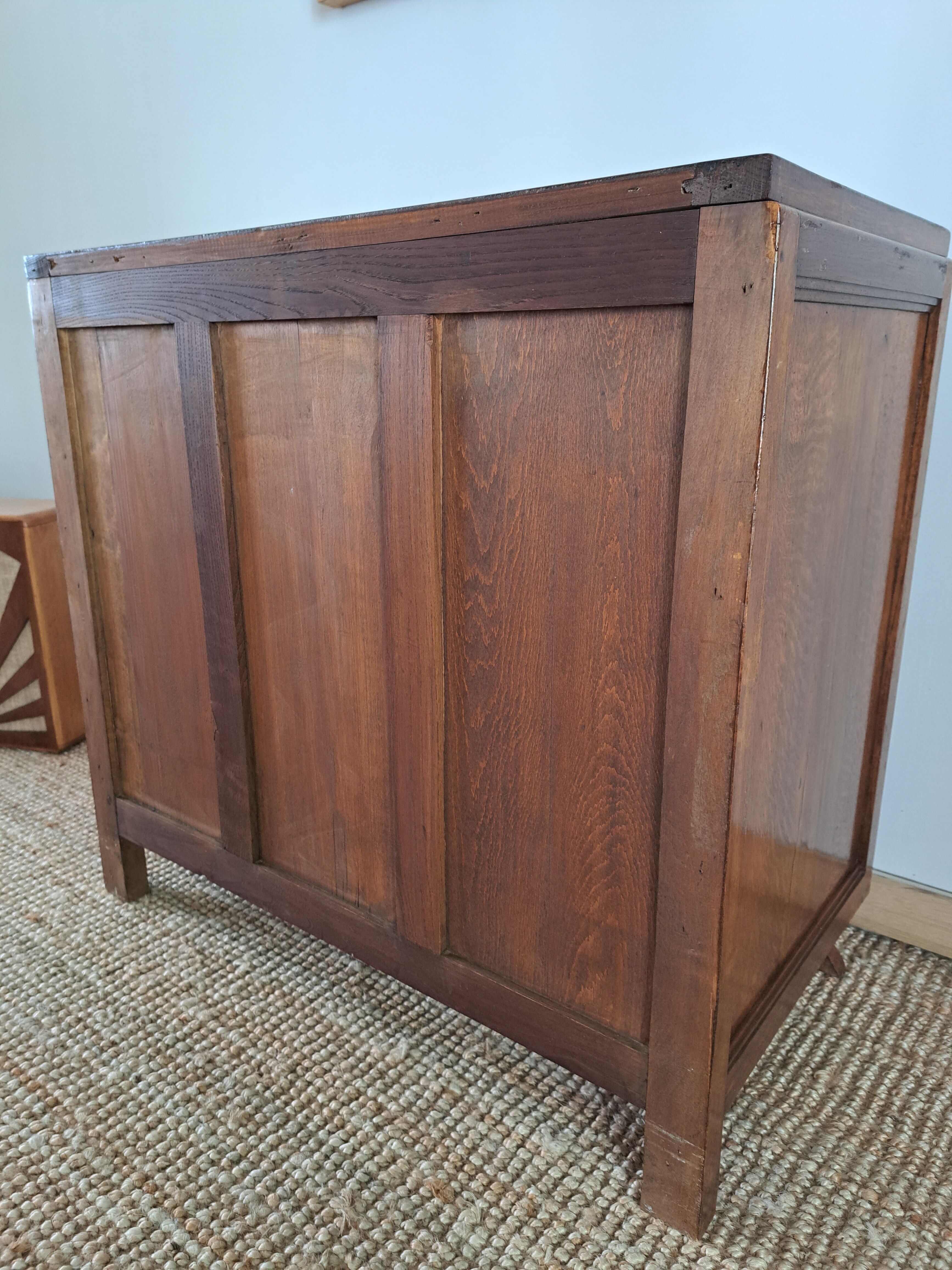 Oak chest of drawers from the 1950s.