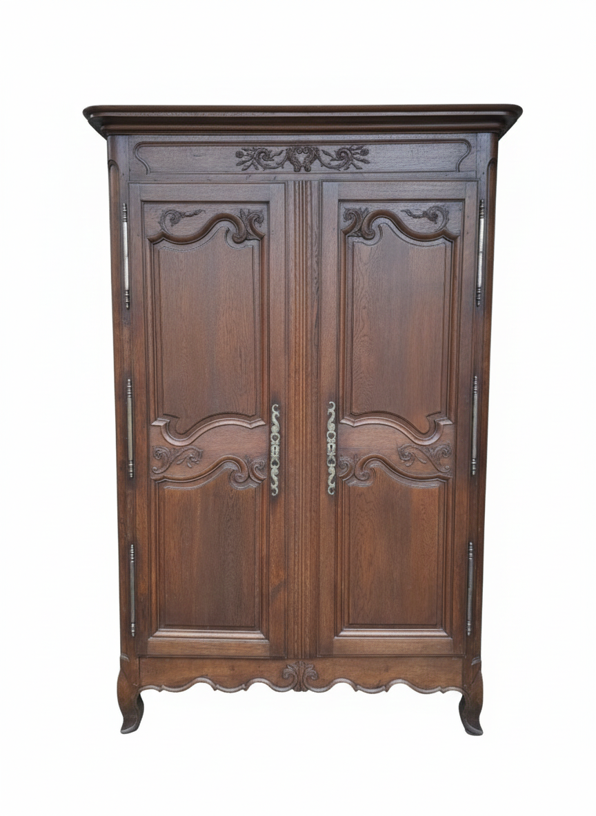 Moulded oak wardrobe from the 18th century.
